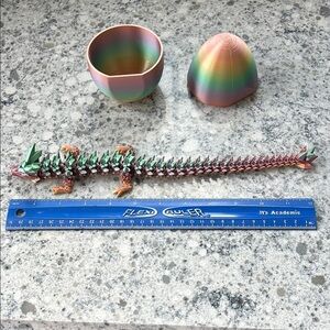 Iridescent 3D lizard w/egg fidget toy